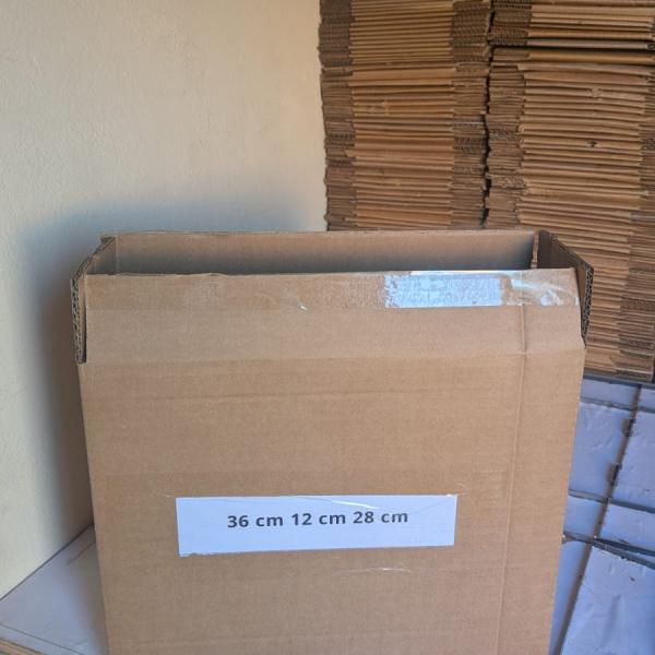 boite carton ouverte 36cm 12cm 28cm